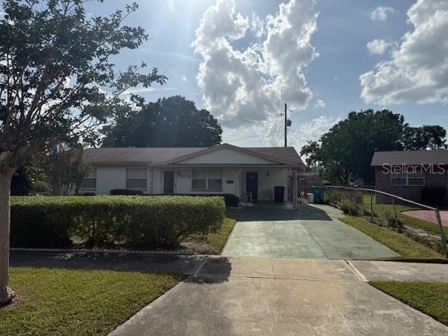 4339 Solomon Dr, Orlando, FL 32811 - view of front facade with driveway and a front yard