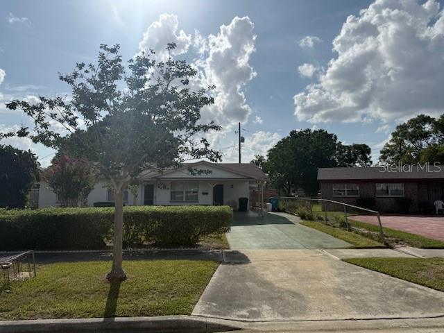 4339 Solomon Dr, Orlando, FL 32811 - view of front of property with driveway and a front yard