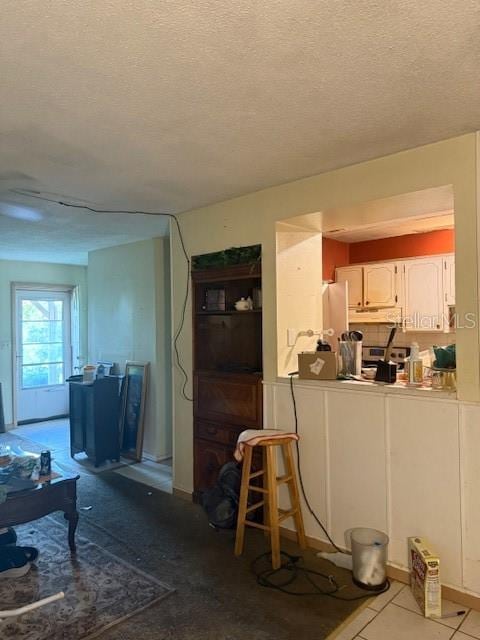 4339 Solomon Dr, Orlando, FL 32811 - tiled living room with a textured ceiling