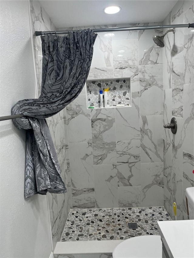 121 White Birch Dr, Kissimmee, FL 34743 - full bath featuring tiled shower, vanity, and recessed lighting