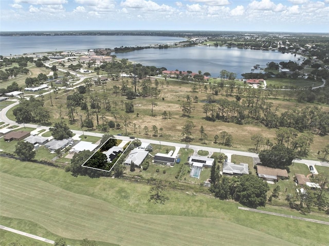 3252 Golfview Rd, Sebring, FL 33875 - aerial view of property and surrounding area featuring a nearby body of water, property parcel outlined, and nearby suburban area