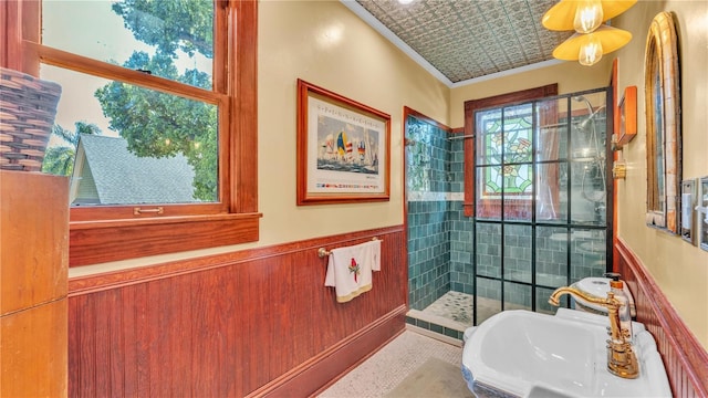 822 W Patterson St, Lakeland, FL 33803 - full bathroom featuring a tile shower, crown molding, a wainscoted wall, and an ornate ceiling