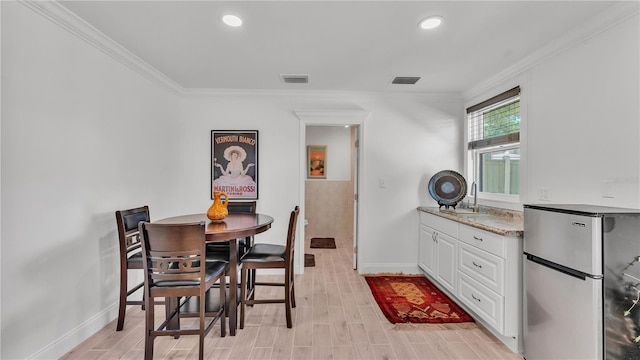 822 W Patterson St, Lakeland, FL 33803 - dining area featuring baseboards, crown molding, light wood-type flooring, and recessed lighting