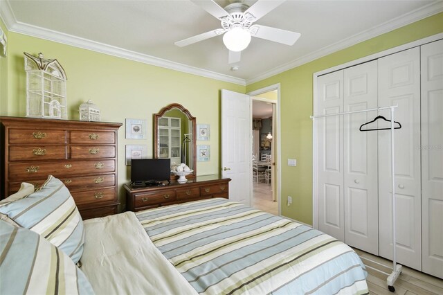 201 Largo Dr, Kissimmee, FL 34759 - bedroom featuring ornamental molding, a closet, light wood-style flooring, and a ceiling fan