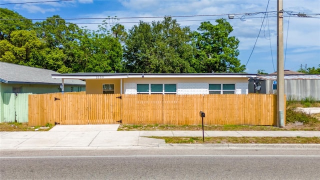 1009 S Ivey Ln, Orlando, FL 32811 - photo 1