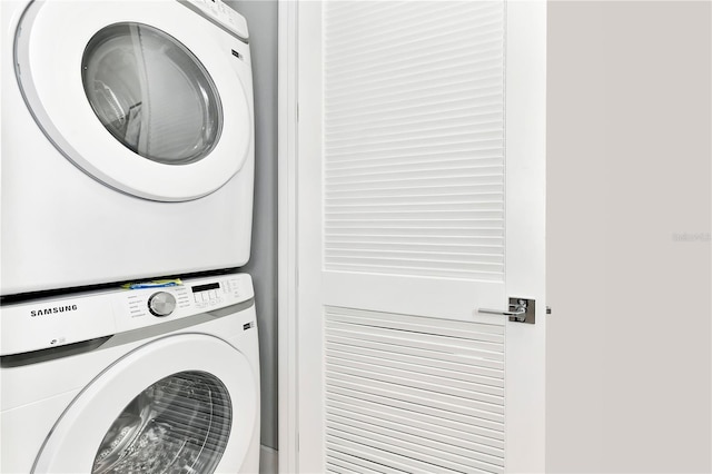 7770 Sandy Ridge Dr Unit 142, Kissimmee, FL 34747 - washroom featuring stacked washing machine and dryer