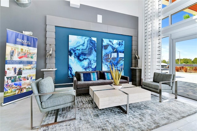 7770 Sandy Ridge Dr Unit 142, Kissimmee, FL 34747 - tiled living room featuring a high ceiling
