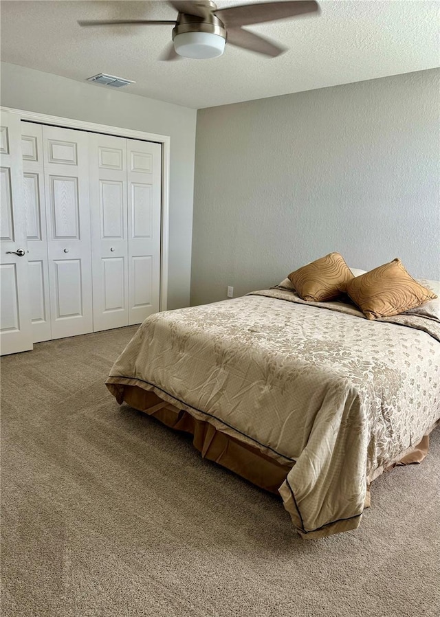 1016 Cascade Dr, Davenport, FL 33837 - carpeted bedroom with a closet, ceiling fan, and a textured ceiling