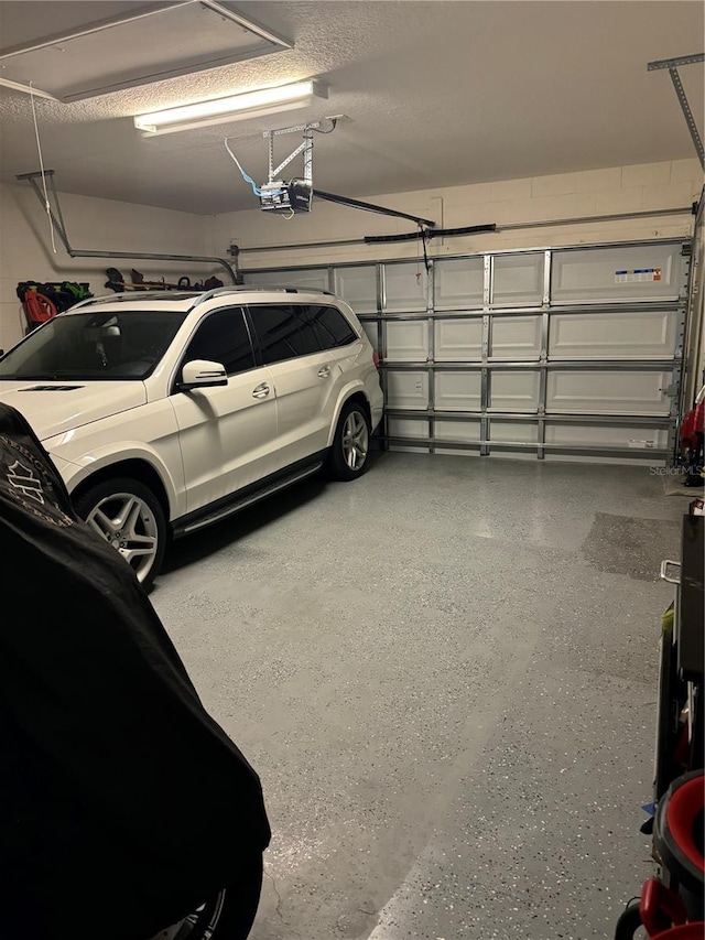 1016 Cascade Dr, Davenport, FL 33837 - garage featuring a garage door opener