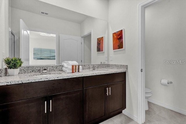 7622 Oakmoss Loop, Davenport, FL 33837 - full bath featuring double vanity, tile patterned floors, toilet, and baseboards