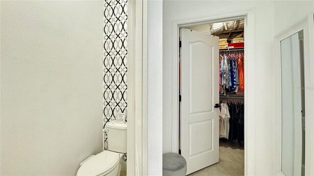 148 Whirlaway Dr, Davenport, FL 33837 - bathroom featuring a walk in closet