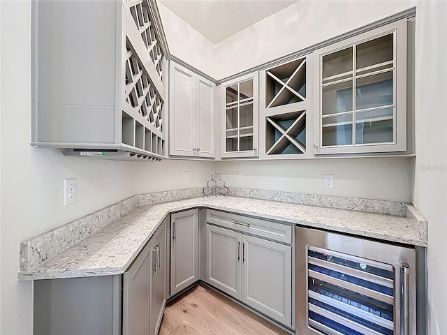 9071 Woodland Forest Rd, Orlando, FL 32836 - bar area featuring wine cooler and light wood-type flooring