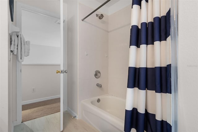 909 Troon Cir, Davenport, FL 33897 - full bath with shower / bathtub combination with curtain and baseboards