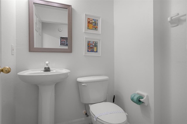 909 Troon Cir, Davenport, FL 33897 - half bath with toilet
