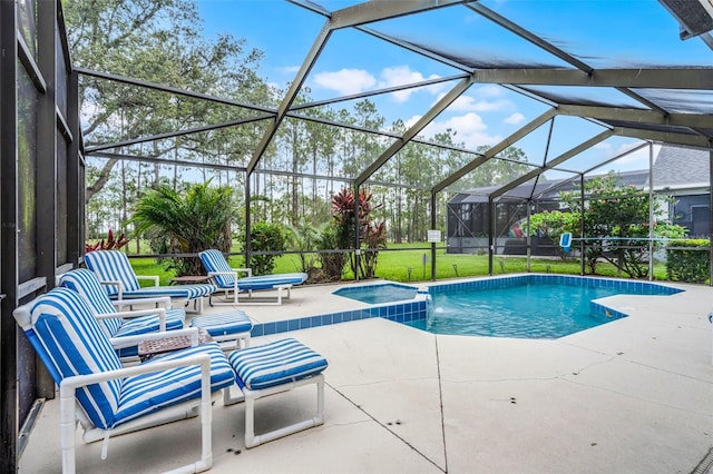 909 Troon Cir, Davenport, FL 33897 - view of pool with a patio area, a yard, a lanai, and a pool with connected hot tub