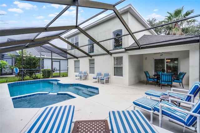909 Troon Cir, Davenport, FL 33897 - view of swimming pool featuring outdoor dining space, a ceiling fan, a patio, and a lanai