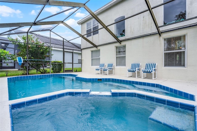 909 Troon Cir, Davenport, FL 33897 - view of swimming pool featuring a pool with connected hot tub, a patio, and a lanai