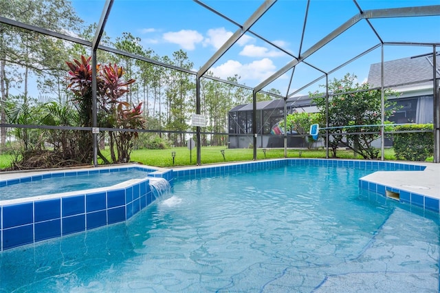 909 Troon Cir, Davenport, FL 33897 - view of pool with a yard, glass enclosure, and a pool with connected hot tub