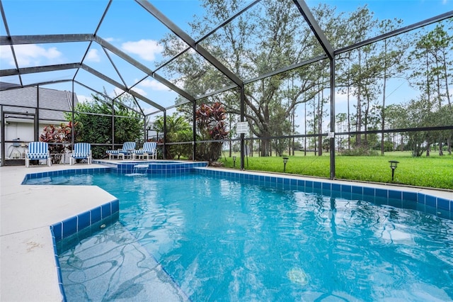 909 Troon Cir, Davenport, FL 33897 - outdoor pool featuring a patio, a yard, and glass enclosure