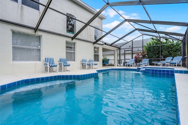 909 Troon Cir, Davenport, FL 33897 - view of pool featuring a patio, a lanai, and a pool with connected hot tub