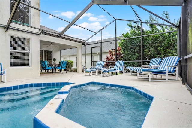 909 Troon Cir, Davenport, FL 33897 - view of pool with a patio, a pool with connected hot tub, ceiling fan, and glass enclosure