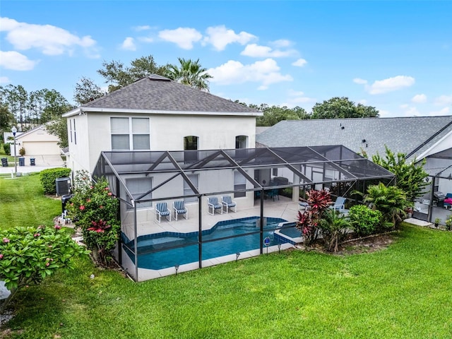 909 Troon Cir, Davenport, FL 33897 - view of swimming pool with a patio, a lawn, a pool with connected hot tub, and glass enclosure