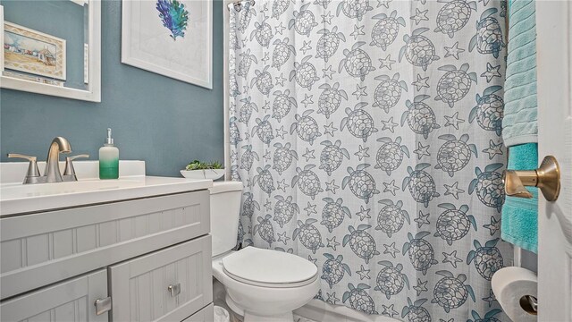 505 Oak Dr, Tavares, FL 32778 - full bathroom featuring vanity and curtained shower