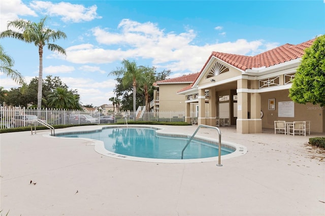 2832 Osprey Cove Pl Unit 102, Kissimmee, FL 34746 - community pool with a patio area