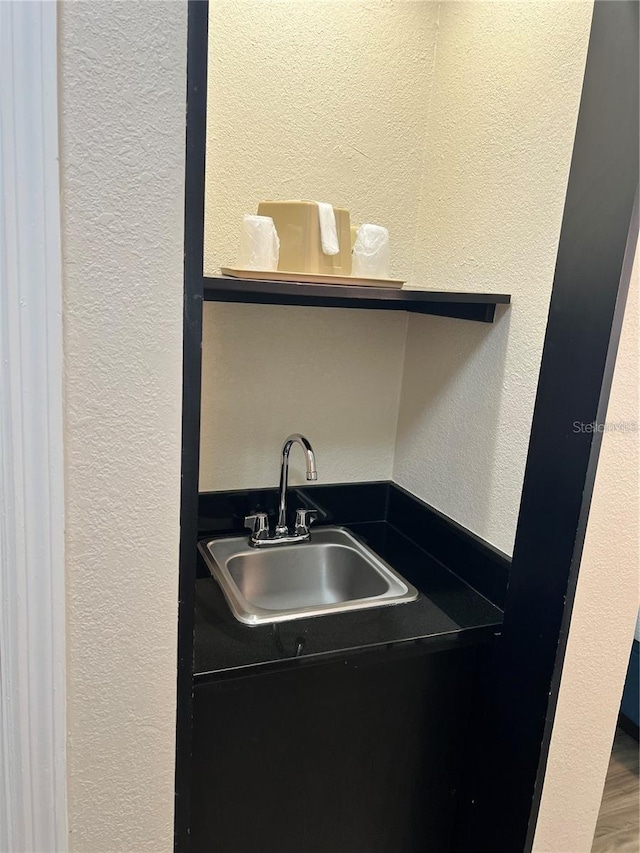 3000 Maingate Ln Unit 414, Kissimmee, FL 34747 - bar area with a textured wall and wood finished floors