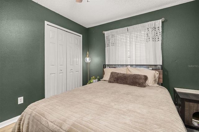 138 Hidden Pointe Ln, Groveland, FL 34736 - bedroom with a closet, a textured wall, and a ceiling fan