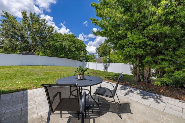 138 Hidden Pointe Ln, Groveland, FL 34736 - fenced backyard featuring a patio and outdoor dining area