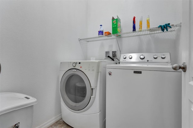 954 Revere Ave, Haines City, FL 33844 - washroom featuring washing machine and dryer and baseboards