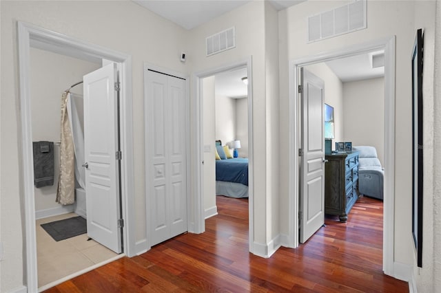 8401 Riverdale Ln Unit 8401, Davenport, FL 33896 - hall featuring wood finished floors and baseboards