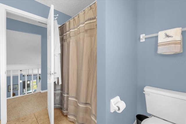3214 Herons Point Cir, Kissimmee, FL 34741 - bathroom featuring tile patterned flooring, a shower with curtain, and a textured ceiling