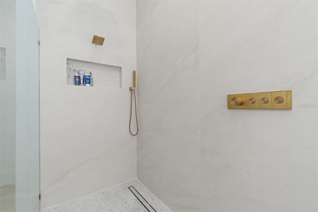 933 Jasmine St, Celebration, FL 34747 - full bath with tiled shower