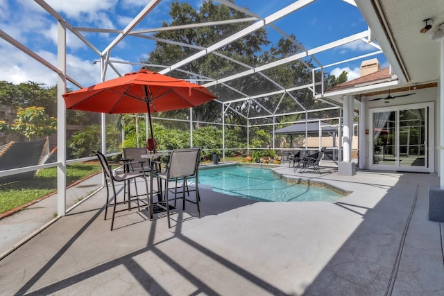 2402 Raven Croft Ct, Orlando, FL 32837 - swimming pool featuring a patio, glass enclosure, and ceiling fan