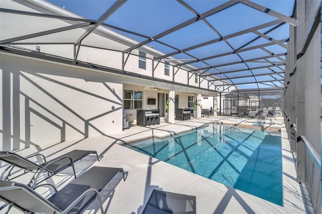2525 Shanti Dr, Kissimmee, FL 34746 - view of swimming pool featuring a patio, a lanai, a pool with connected hot tub, and ceiling fan