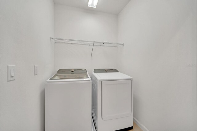 2525 Shanti Dr, Kissimmee, FL 34746 - laundry room with washer and clothes dryer and baseboards