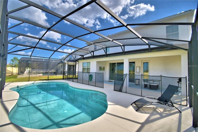 2673 Calistoga Ave, Kissimmee, FL 34741 - swimming pool with a patio area and glass enclosure