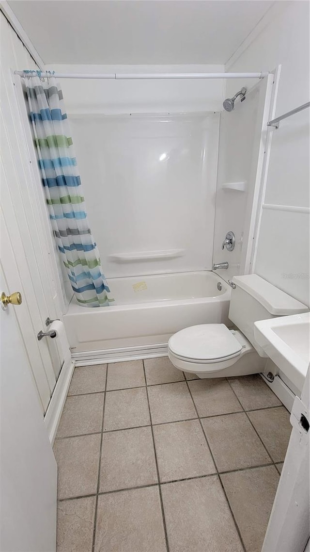 10301 US Highway 27 Unit 94B, Clermont, FL 34711 - bathroom featuring shower / tub combo and tile patterned flooring