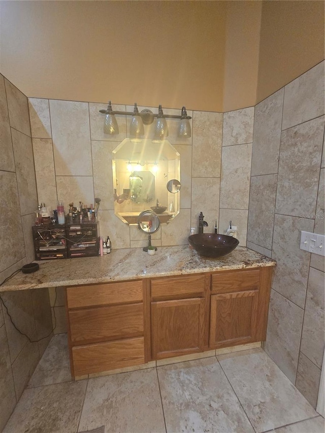 204 Canary Island Cir, Davenport, FL 33837 - bathroom with tile walls