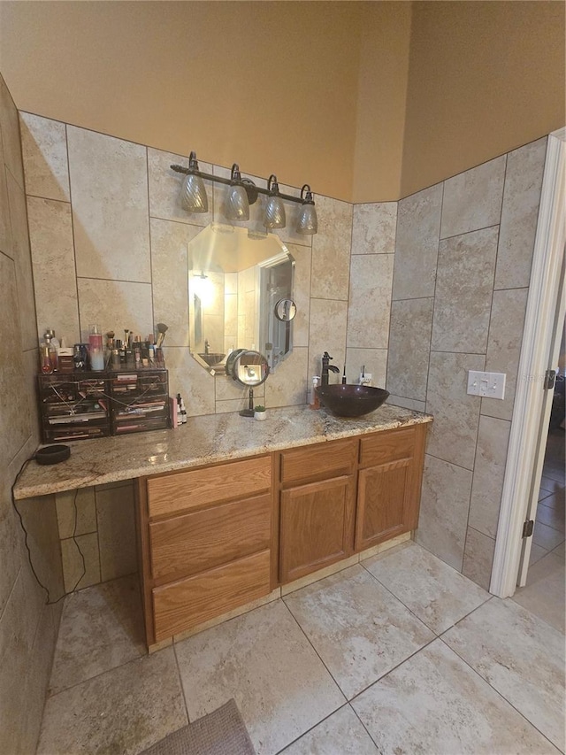 204 Canary Island Cir, Davenport, FL 33837 - bathroom with tile walls and tile patterned flooring