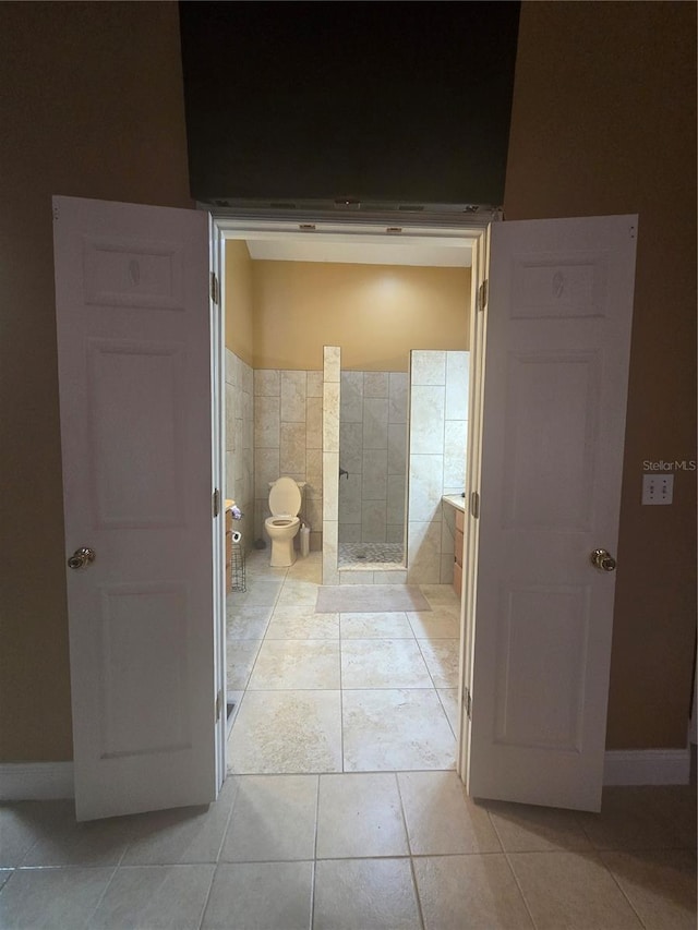 204 Canary Island Cir, Davenport, FL 33837 - bathroom featuring tile patterned flooring and tiled shower