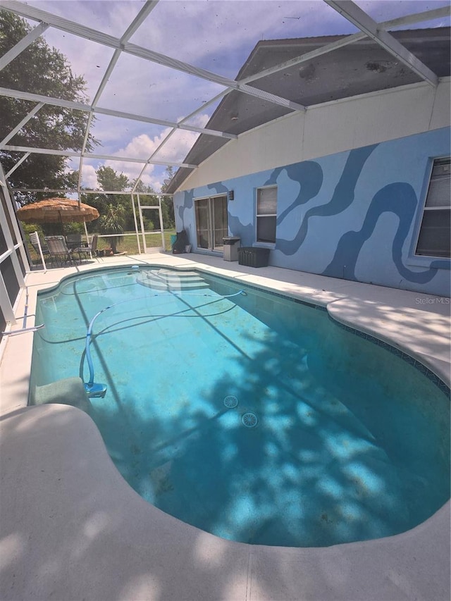 204 Canary Island Cir, Davenport, FL 33837 - outdoor pool with a patio and glass enclosure