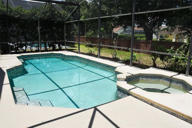 2807 Playing Otter Ct, Kissimmee, FL 34747 - view of swimming pool featuring a lanai and a pool with connected hot tub