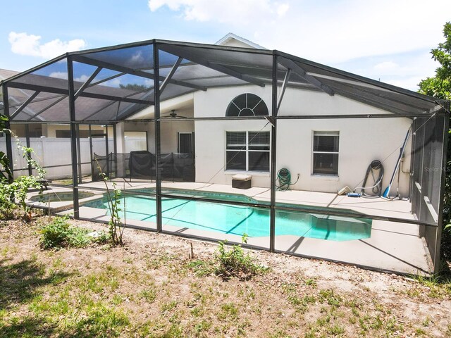 2807 Playing Otter Ct, Kissimmee, FL 34747 - rear view of house with a patio, stucco siding, a lanai, and a pool with connected hot tub