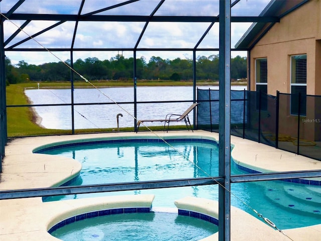 2281 Royal Ridge Dr, Davenport, FL 33896 - view of pool with a pool with connected hot tub, a water view, a patio, and a lanai