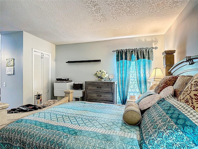 3158 Forest Breeze Way, Saint Cloud, FL 34771 - bedroom featuring a textured ceiling and a closet