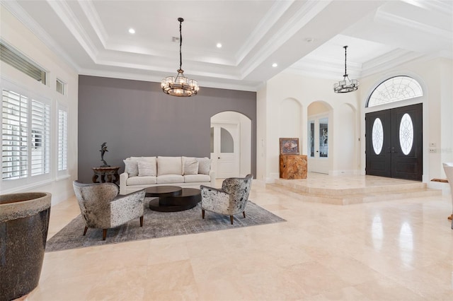 9905 Lanai View Ct, Windermere, FL 34786 - living area featuring arched walkways, a chandelier, a tray ceiling, recessed lighting, and a towering ceiling