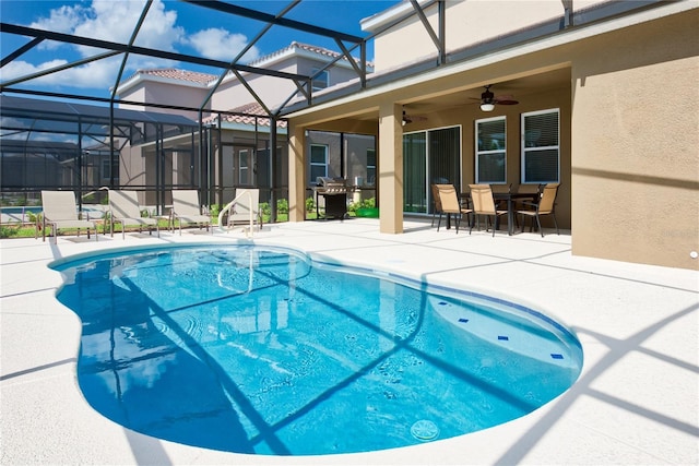 5231 Wildwood Way, Davenport, FL 33837 - outdoor pool featuring a patio area, ceiling fan, outdoor dining space, and a lanai